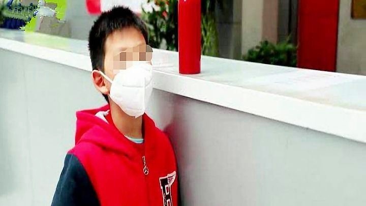 高小微:12岁男孩从国外独自返京,戴口罩20小时水米未进!发现异常