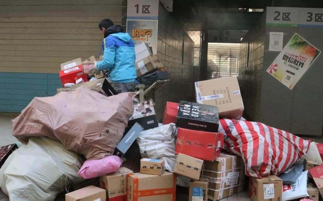 桂林市民吐槽,让德邦快递进小区,把快递放到快递柜里