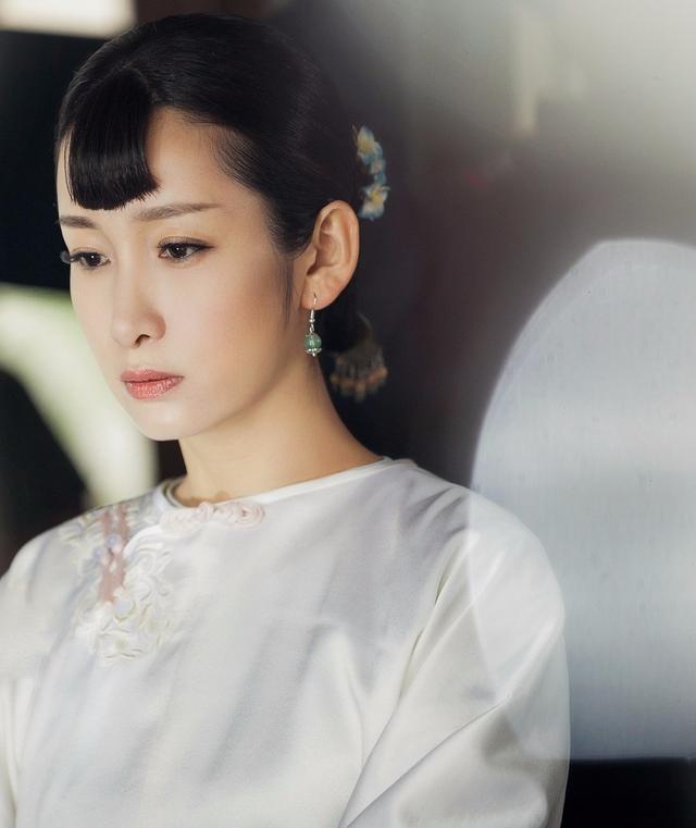 如今的程前57岁了,他的老婆身份被曝光,照片中看着,很是年轻