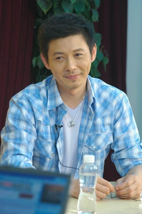 如今的程前57岁了,他的老婆身份被曝光,照片中看着,很是年轻