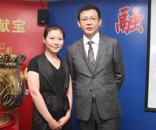 如今的程前57岁了,他的老婆身份被曝光,照片中看着,很是年轻
