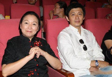 如今的程前57岁了,他的老婆身份被曝光,照片中看着,很是年轻