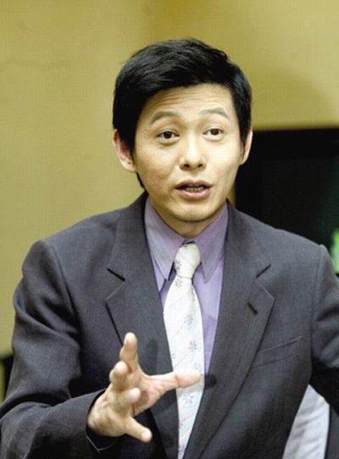 如今的程前57岁了,他的老婆身份被曝光,照片中看着,很是年轻