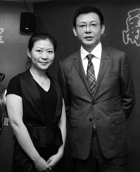 如今的程前57岁了,他的老婆身份被曝光,照片中看着,很是年轻