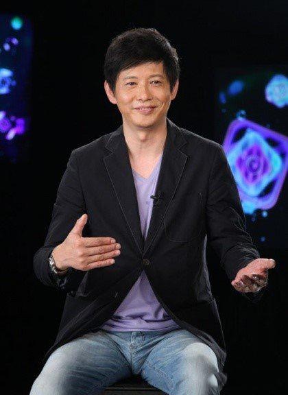如今的程前57岁了,他的老婆身份被曝光,照片中看着,很是年轻