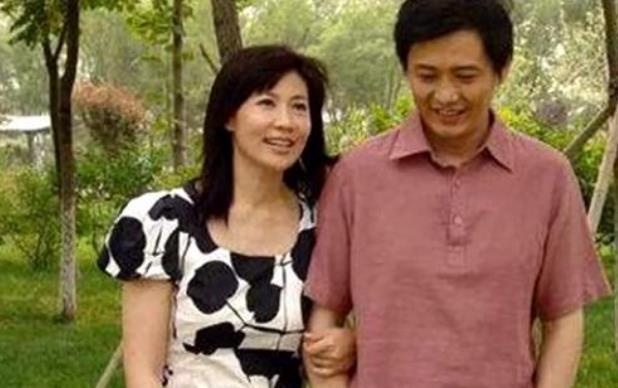 如今的程前57岁了,他的老婆身份被曝光,照片中看着,很是年轻
