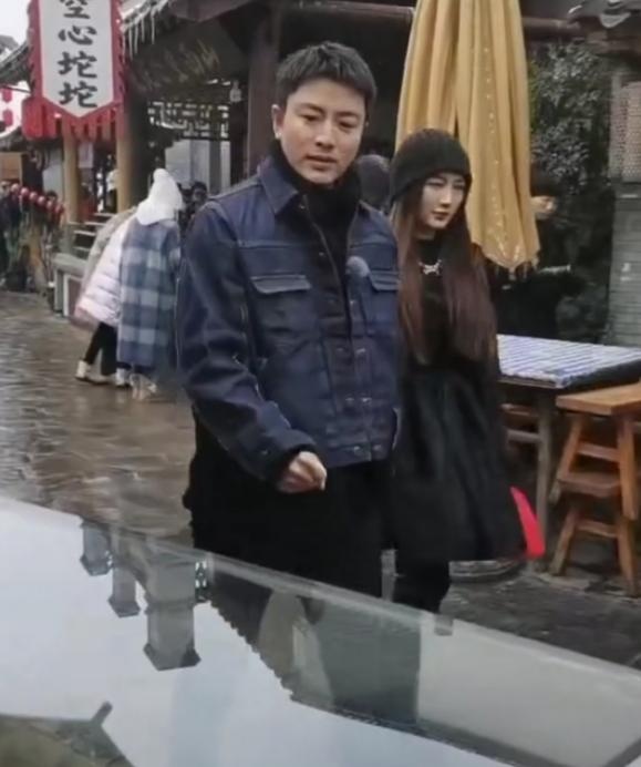 贾乃亮又被催复婚?携孟佳亲密同游,网友却称女方不如李小璐漂亮