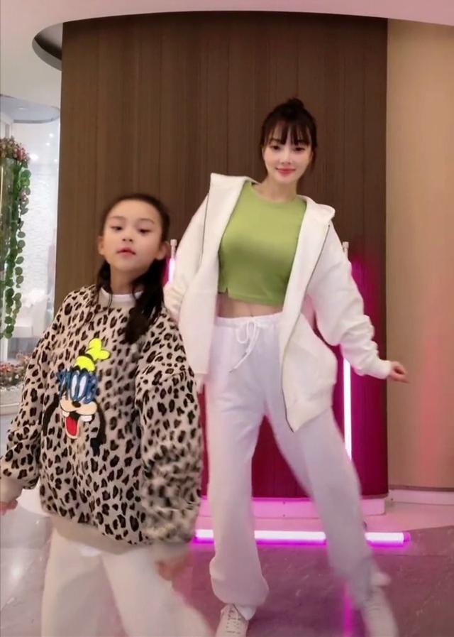 贾乃亮又被催复婚?携孟佳亲密同游,网友却称女方不如李小璐漂亮