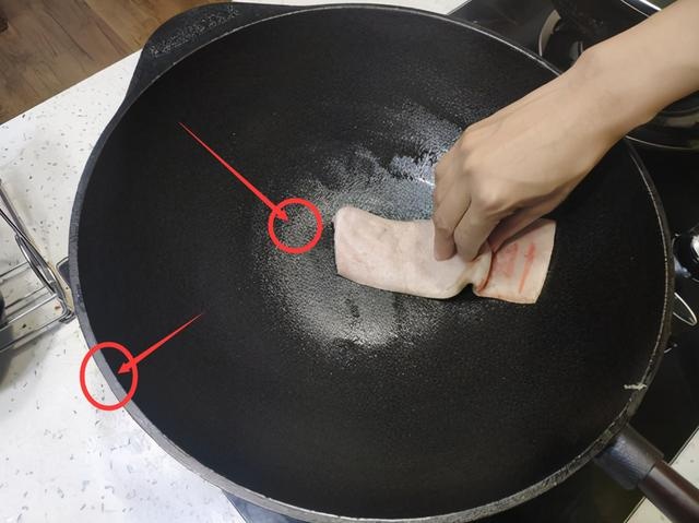 新铁锅先别直接烧，教你开锅妙招，用多久都不粘锅不生锈，实用