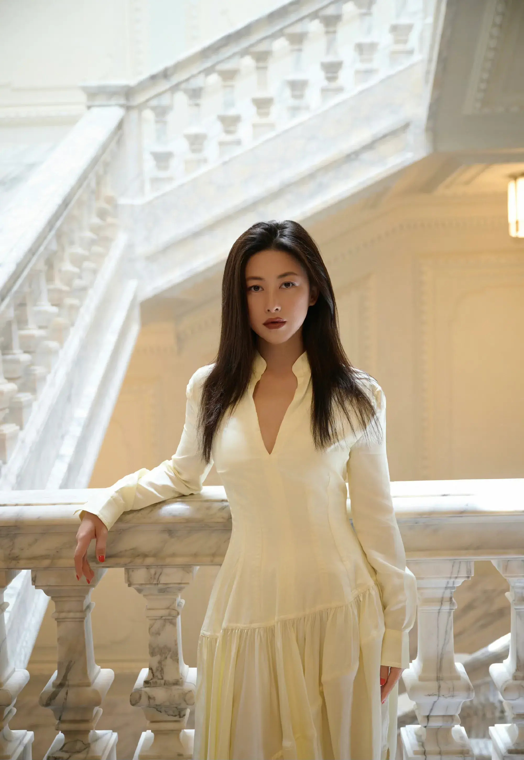 朱珠美出国门!3套穿搭参加艺术展,中式旗袍妩媚动人风情万种