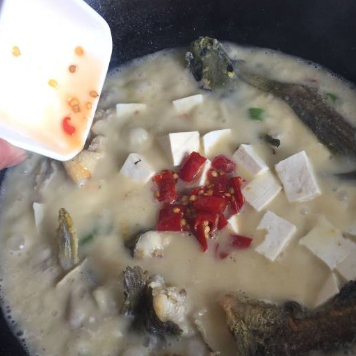 酸辣黄骨鱼,肉质鲜嫩多汁,拌米饭最香了