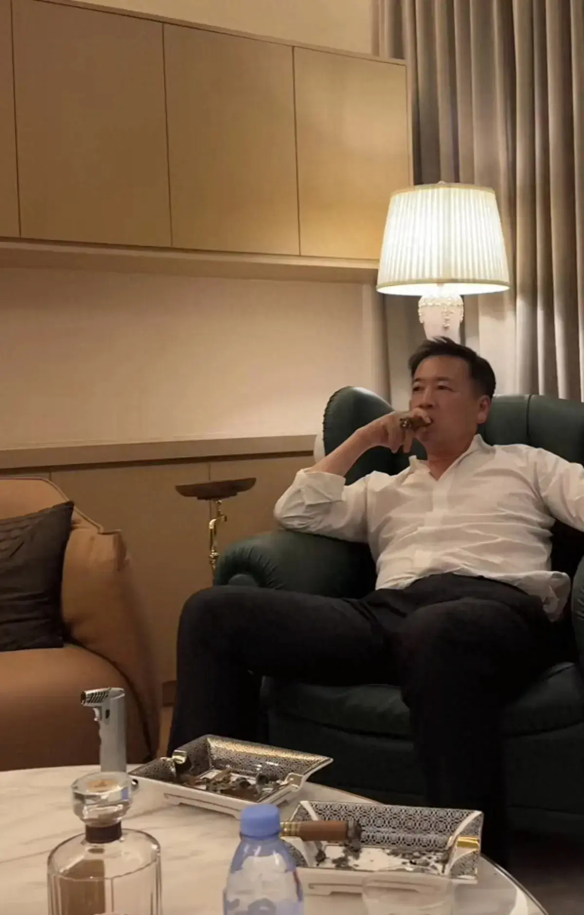 赖文峰近照:抽雪茄喝5万元的酒有点落寞,现任妻子比他小23岁