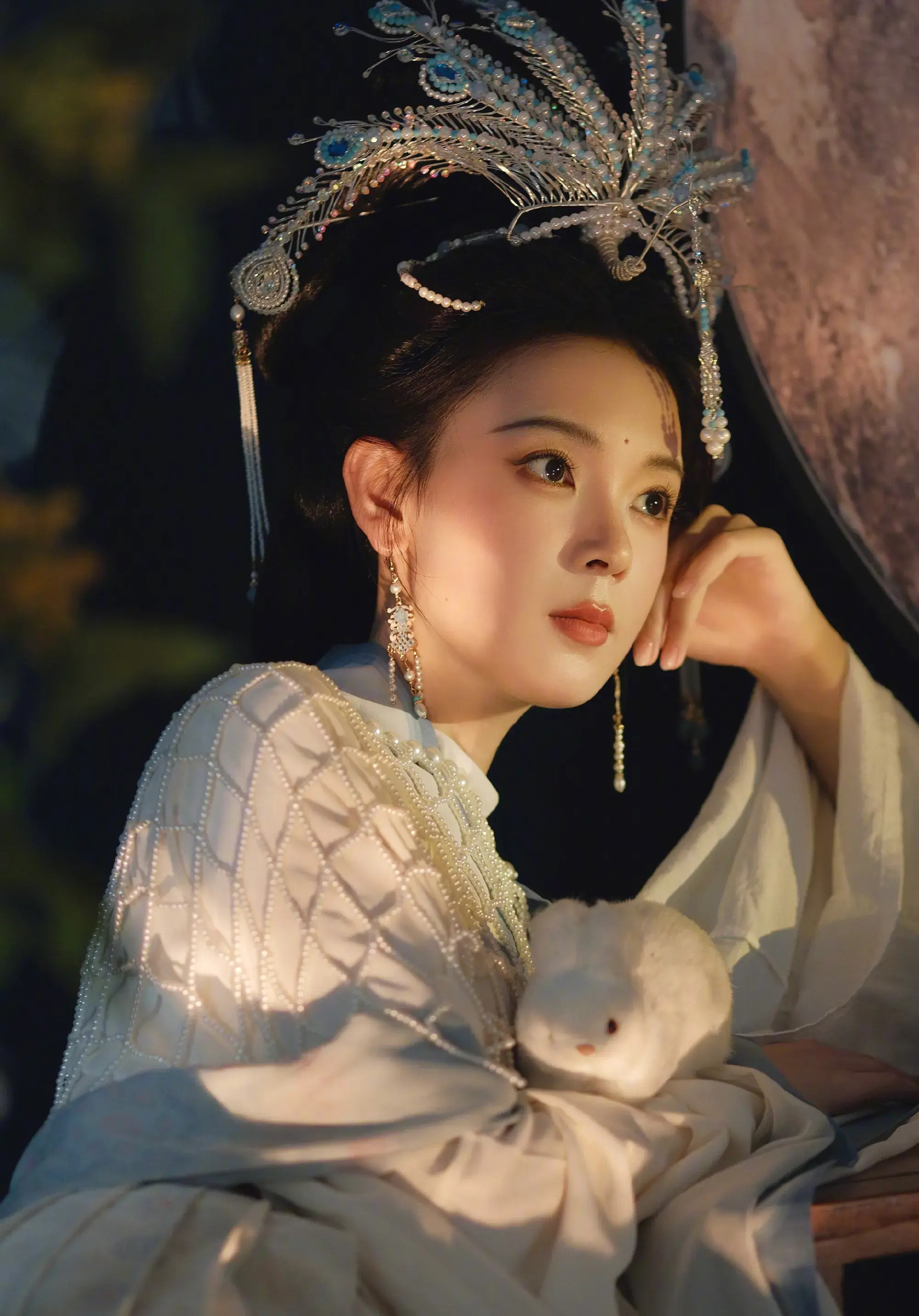 陈瑶cos月中嫦娥被赞像"女儿国国王"!眉目含情一整个国色天香