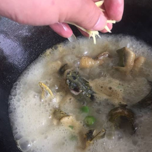 酸辣黄骨鱼,肉质鲜嫩多汁,拌米饭最香了