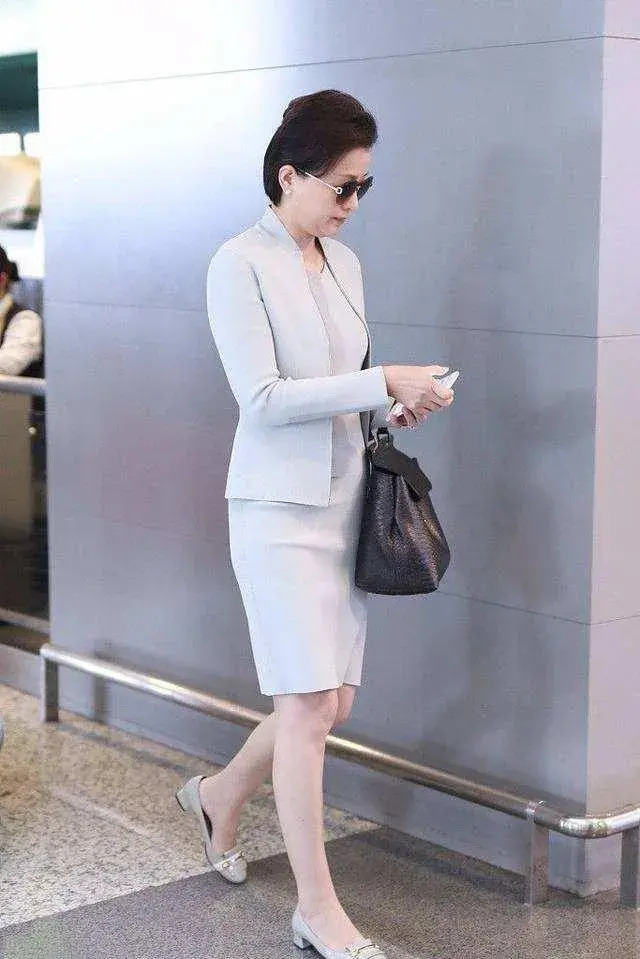 在巴黎拍到杨澜,脸没修图老态明显,但穿搭知性浑身散发书香气息