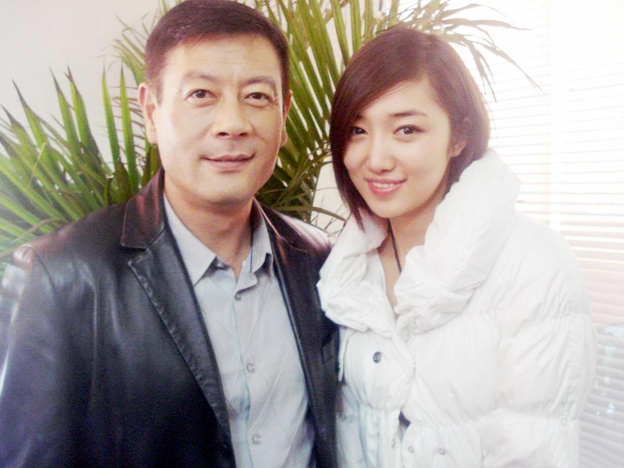 在《女人的天空》中,他是高蓓蓓的丈夫;在《他乡明月》中,他是傅丽莉