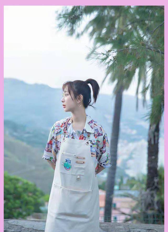 这组杨紫的高马尾造型也是非常出彩,其中扑克牌花色衬衫款式超级休闲