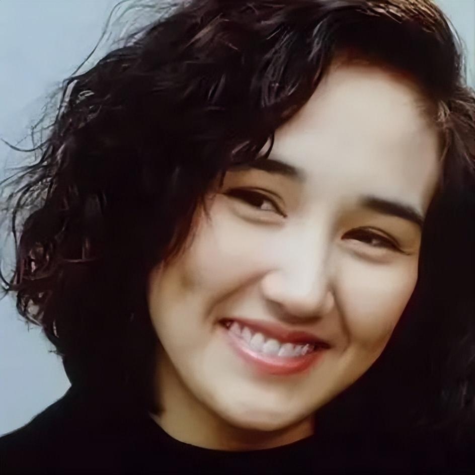 柏安妮:16岁开保时捷,21岁出道,两拒周星驰,当红时退圈太可惜