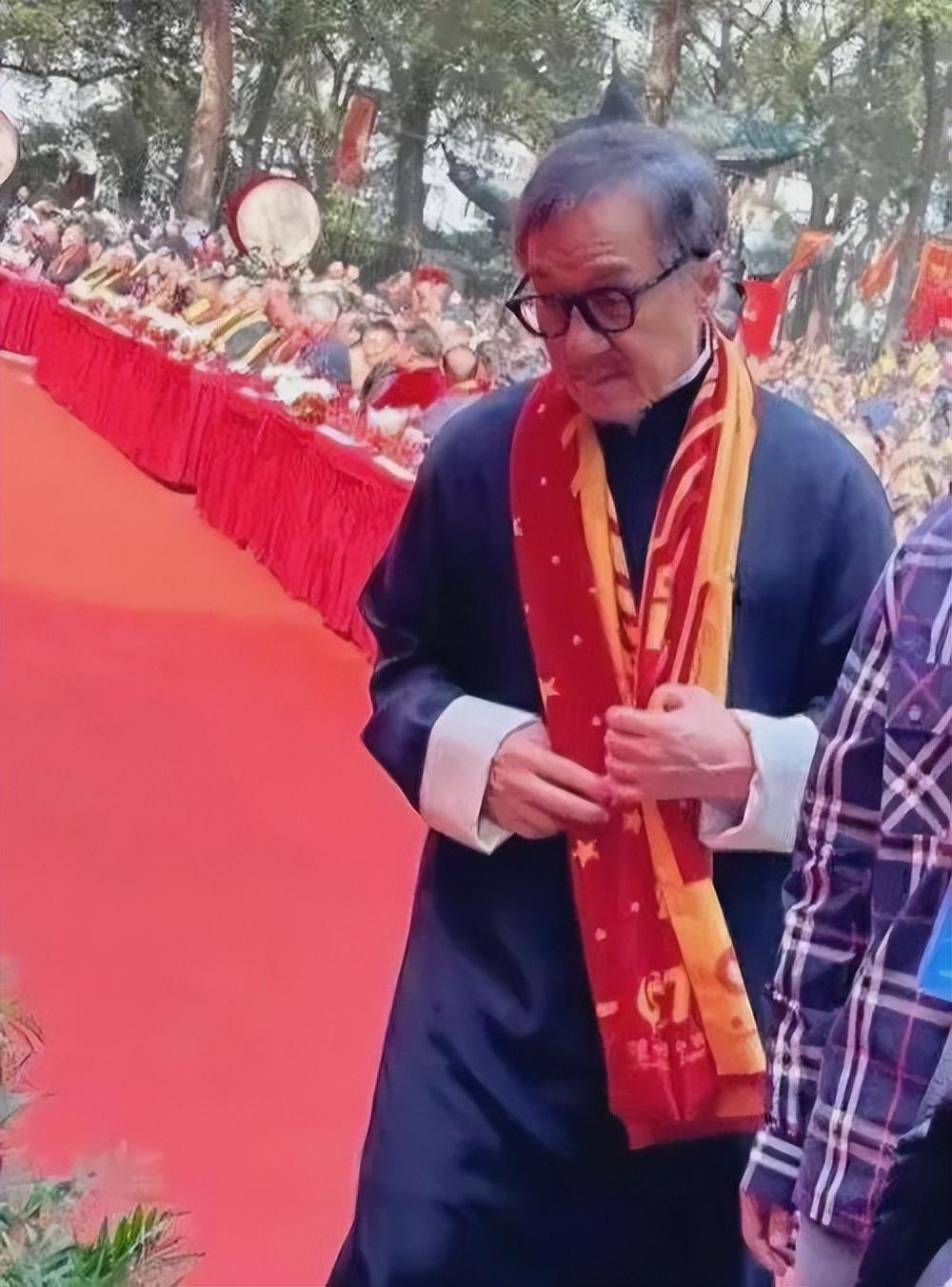 成龙断崖式衰老,白发爸爸尽显老态,网友泪目:我不能接受!