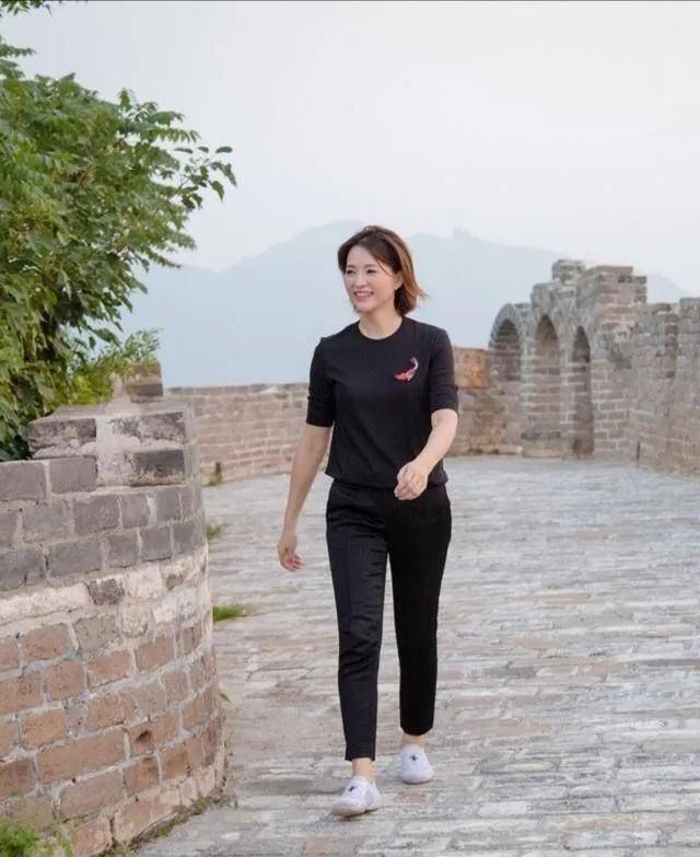 路人偶遇董卿,白发根根分明素颜干巴巴的一股子姨味,并没吹捧的那么有