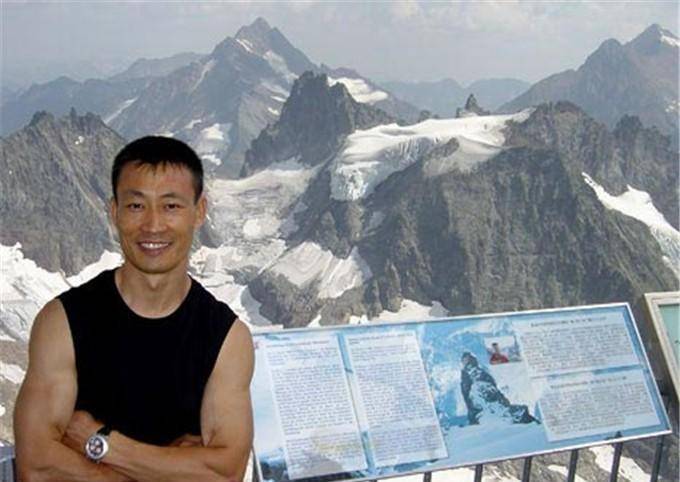 李东华:21岁被国家队放弃,出国当了5年苦工,29岁为瑞士夺冠