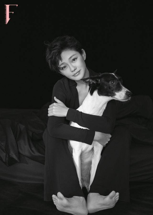 原创43岁大s剪超短发拍大片,表情搞怪俏皮活力,新风格比杉菜还少女