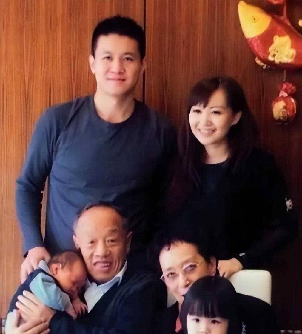 他是哈佛学霸,父亲是前外交部部长李肇星,岳父著名歌唱家阎维文