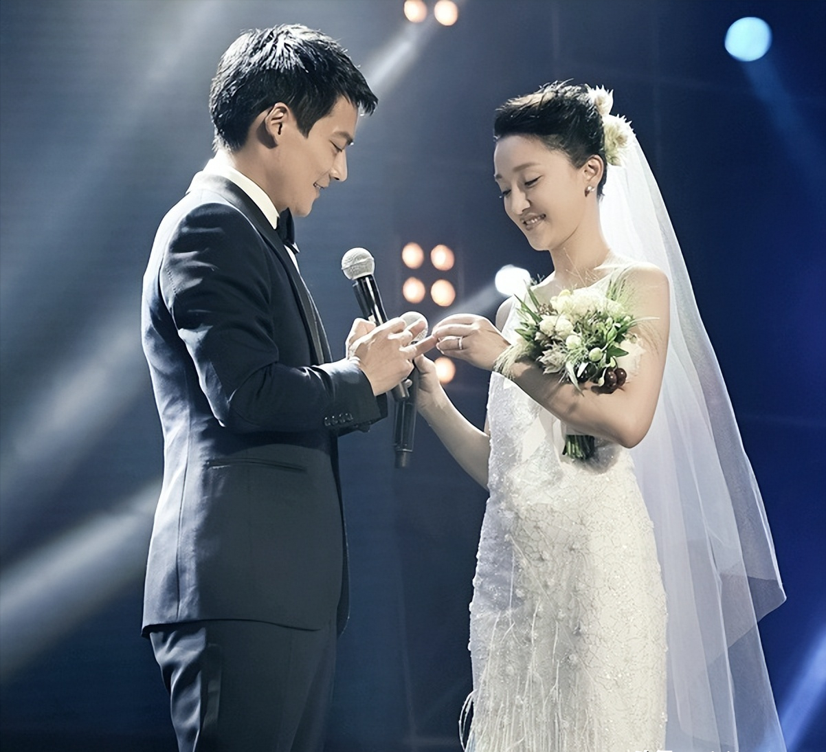 万万没想到,50岁"丁克"了一辈子的周迅,如今成人生赢家