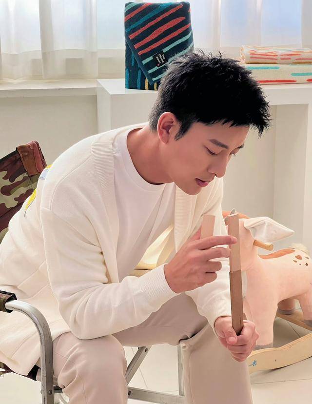 贾乃亮抽烟被拍,画面曝光,身旁还有小朋友,评论区清一色指责!