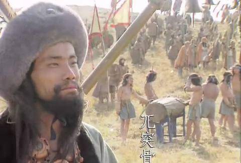 兀突骨身高一丈二,骑着大象,身上有鳞甲,手下三万藤甲兵刀枪不入.