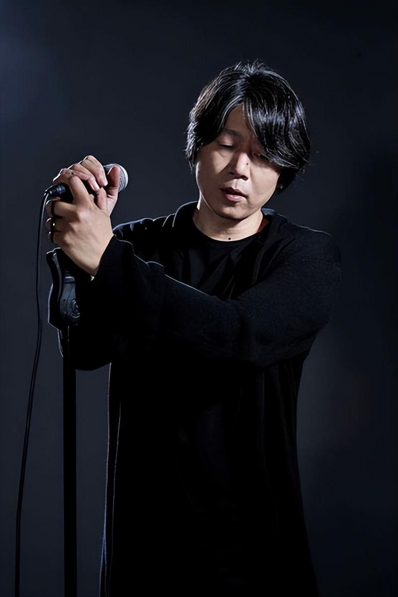 看看窦唯,老狼的现状,才发现周晓鸥已经走上了另一条"大道"