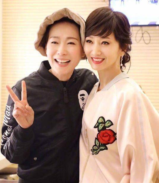 叶童60岁已满头白发,与赵雅芝比气质相差甚远,一个奶奶一个姐姐