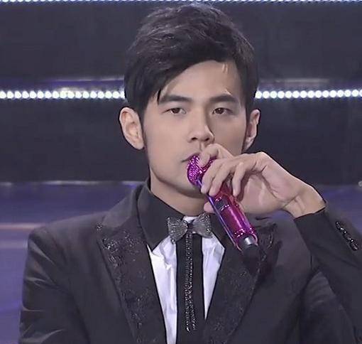 刮胡子堪比"换脸",41岁周杰伦嫩回20岁,网友称他撞脸了陈赫!