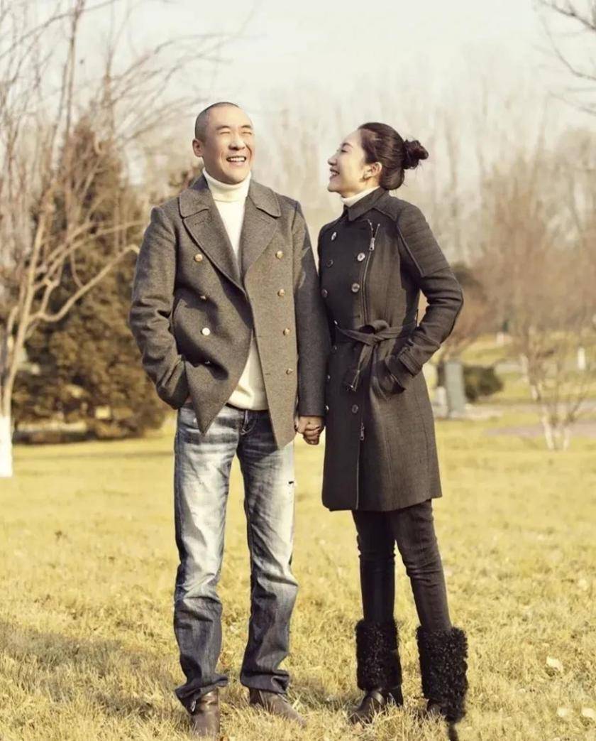 章子怡哥哥是熟悉的他!秃头穿风衣尽显大佬风采,老婆比妹小5岁