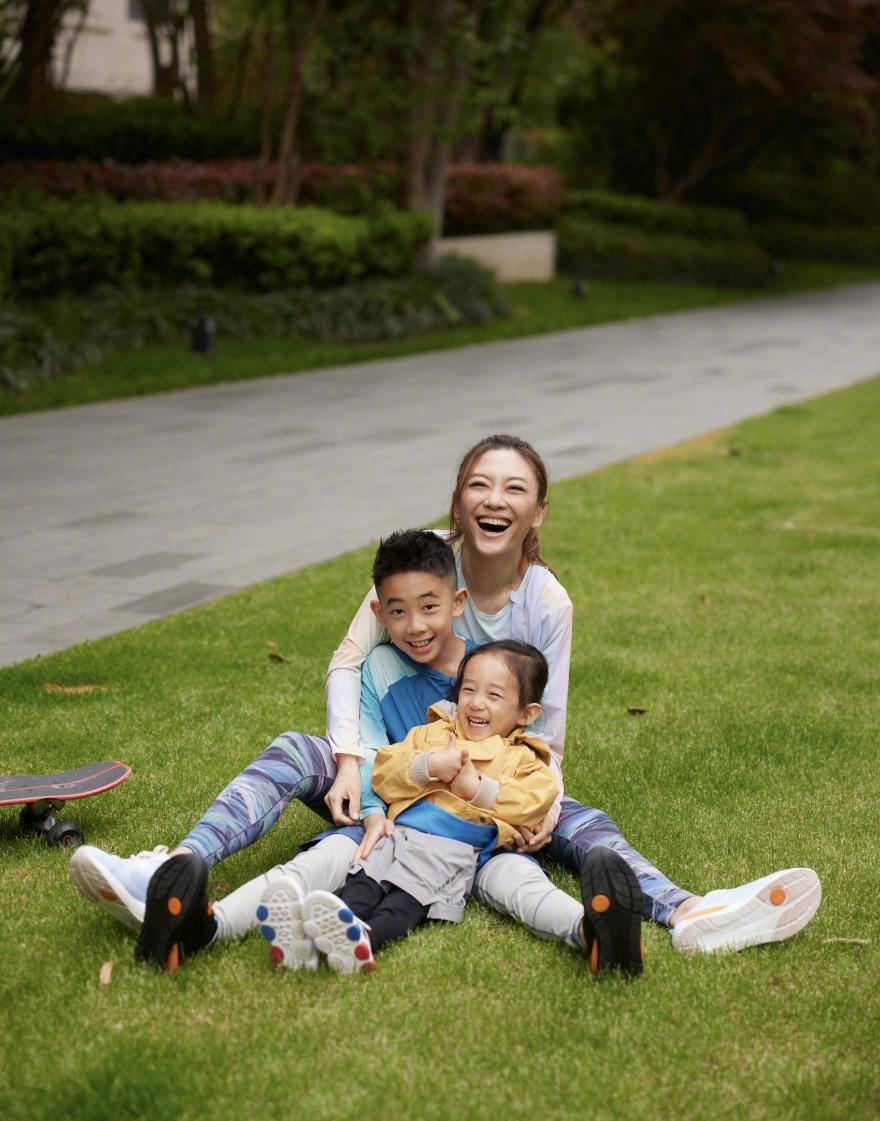 应采儿节日晒全家福,穿时尚秀美腿,陈小春教小儿子游泳好有耐心