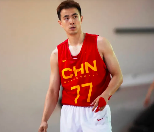 王哲林可称内战内行,外战外行,内战cba拿过两届mvp,外战没有周琦在场