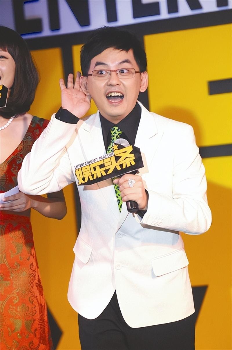 2007年,黄子佼担任重庆卫视《娱乐星工厂》的主持人,2009年他又入驻