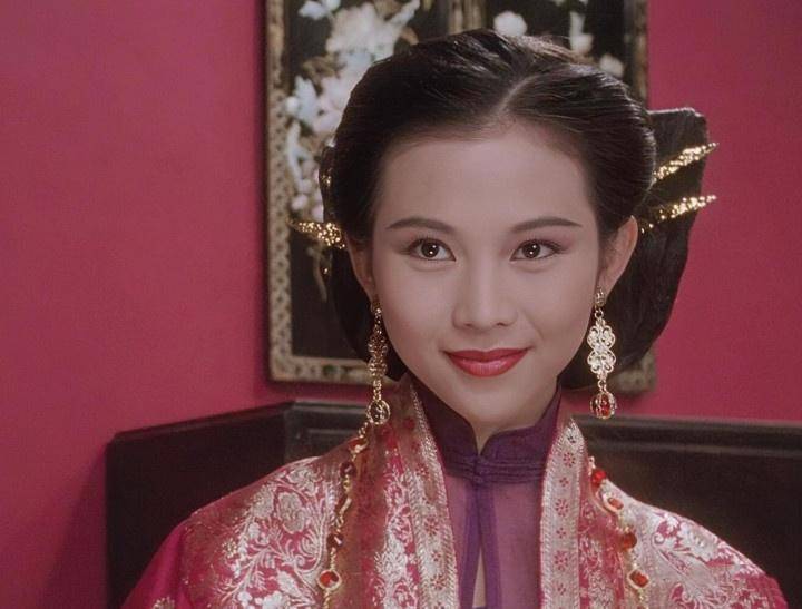 《九品芝麻官》中,21岁的蔡少芬出演了青楼头牌如烟