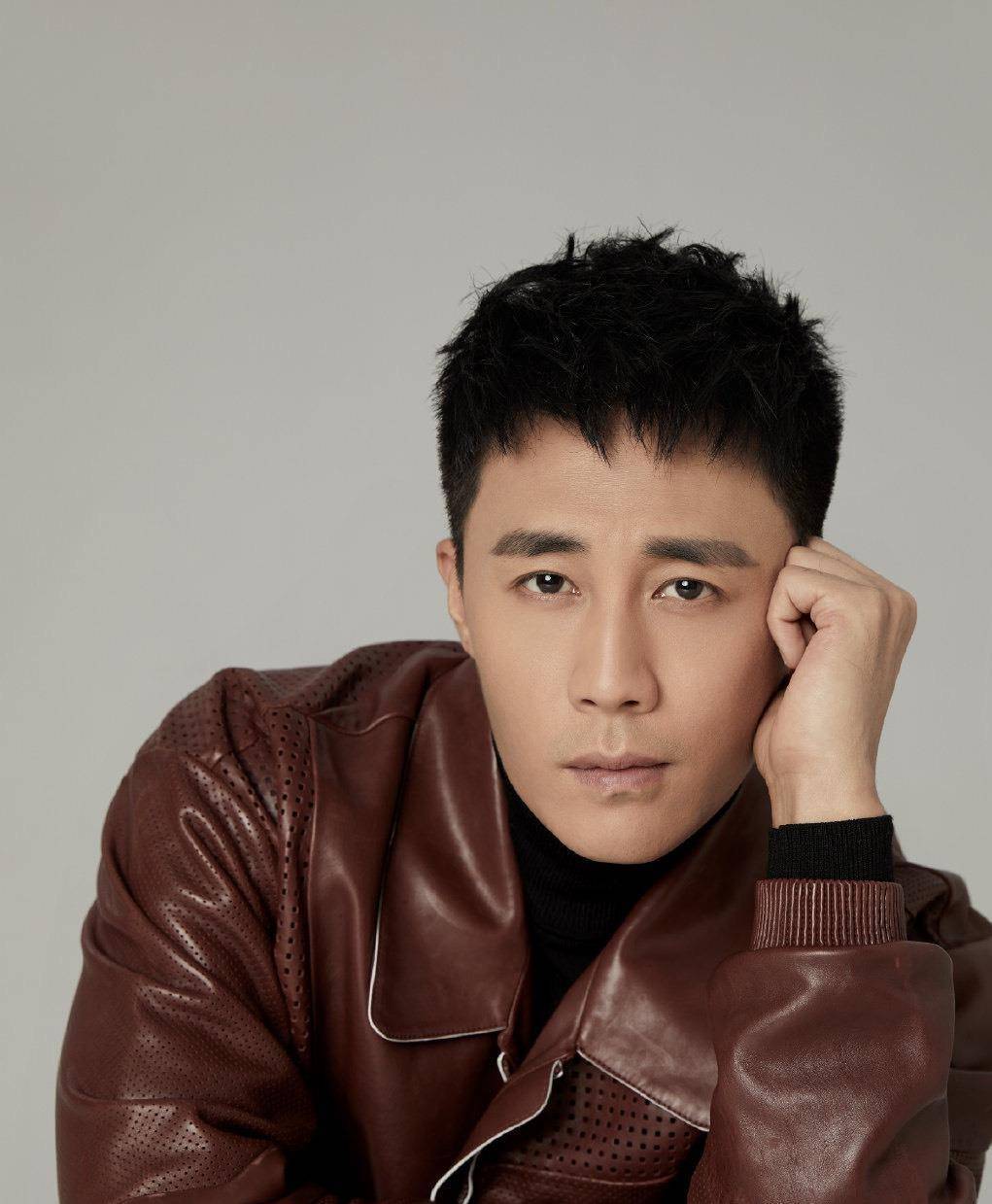 去年6月份,有八卦媒体曝光杜淳与一女子现身电影院.