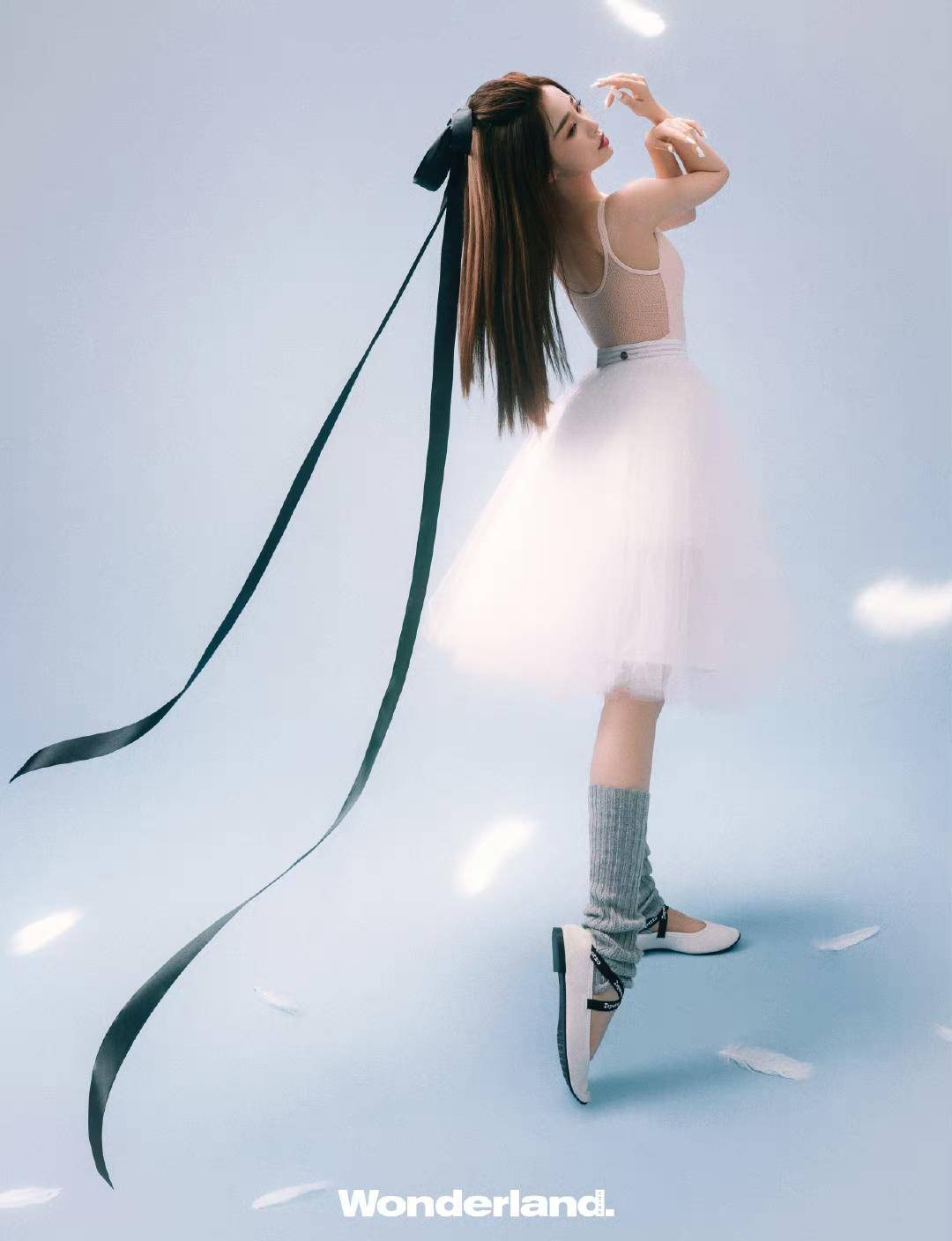 虞书欣wonderland封面,穿时尚衣摆m腿,大秀宅男女神风