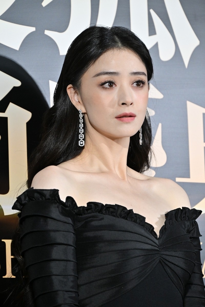 蒋欣微醺淡淡烟熏妆性感黑色裹胸礼服美丽亮相搜狐时尚盛典群访间