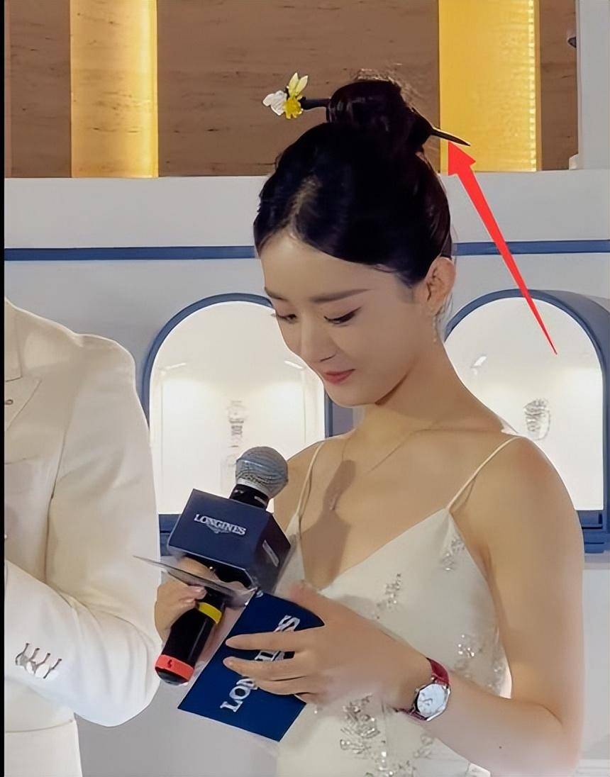 同时不是专业科班出身的赵丽颖,身型很好,不驼背哈腰,脖子修长,是天生