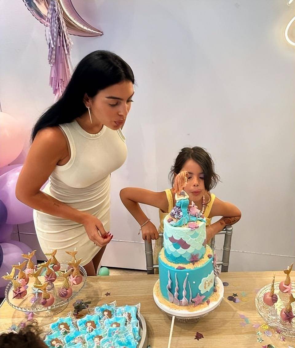 乔治娜穿迷你裤热舞很辣!c罗龙凤胎生日,她穿紧身超短裙抢风头