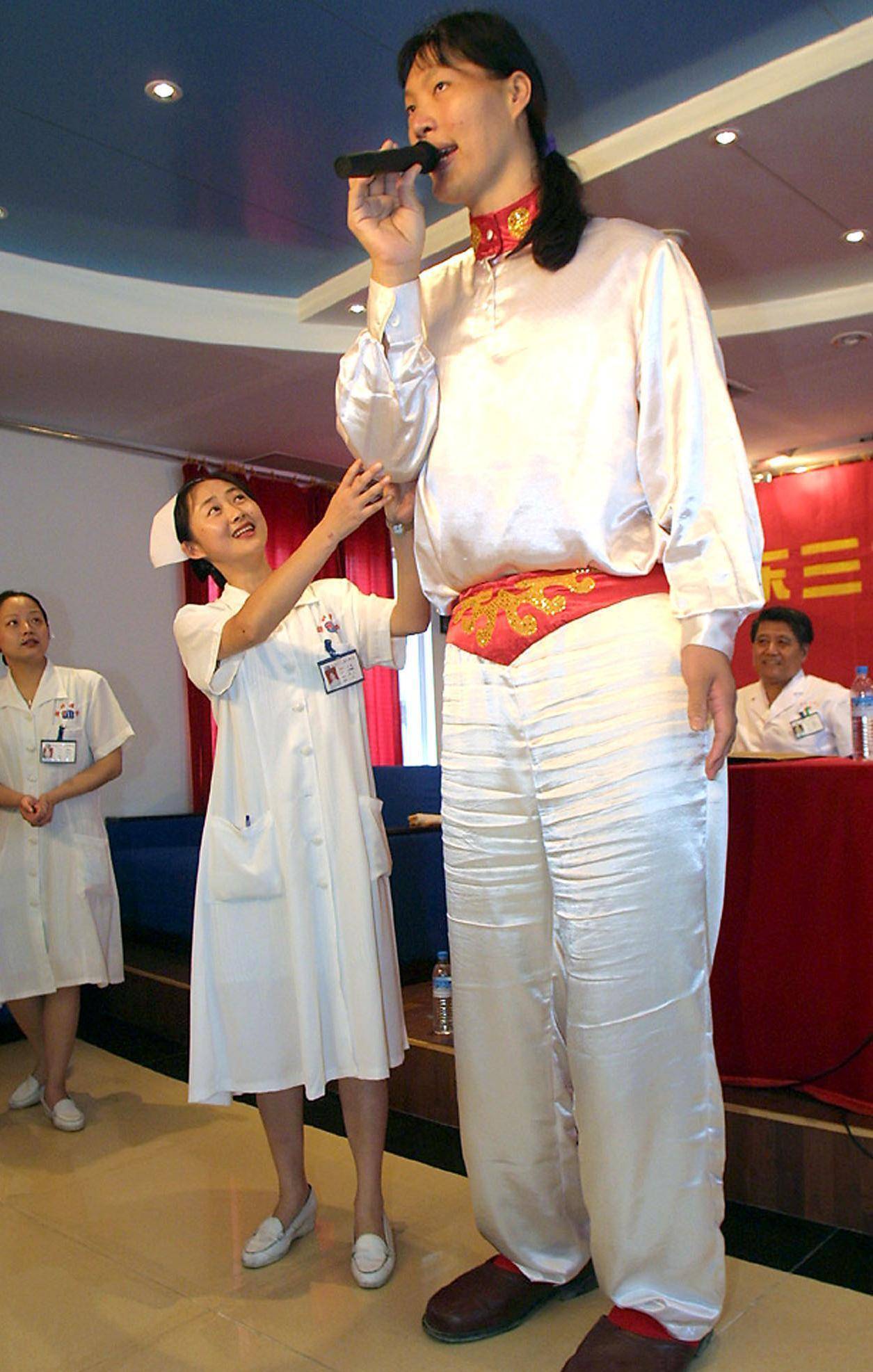 安徽女巨人:比姚明高10厘米,鞋子穿78码,最大的梦想是吃顿饱饭