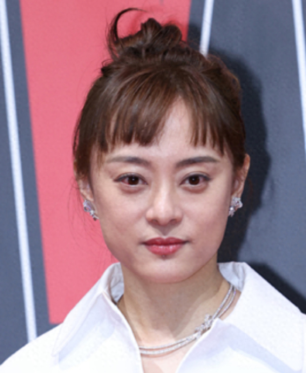 孙俪突然变美,眼睛不凸也不发腮了,下巴的痣引热议!被指整容