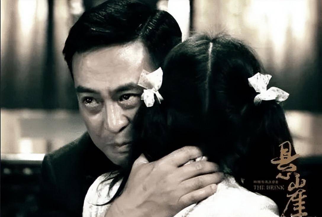 刘进很擅长拍摄谍战剧,他刚看到剧本的时候就认为只有张嘉译才能演好