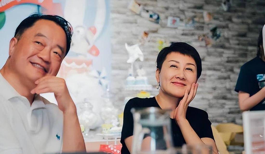 张凯丽:34岁嫁给作家,和老公相爱27年,却从不让女儿喊她母亲