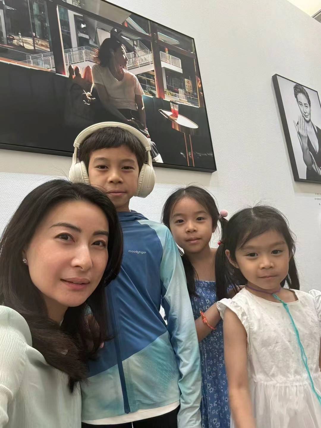 郭晶晶一人带三娃旅行,霍中曦像爷爷霍震霆,霍中怡像爸爸霍启刚