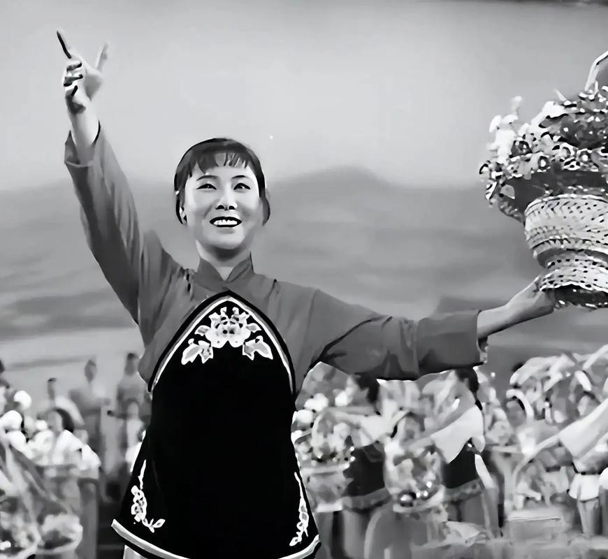 民歌泰斗柳石明:一生无儿无女,80岁病故,邻居儿子为其养老送终