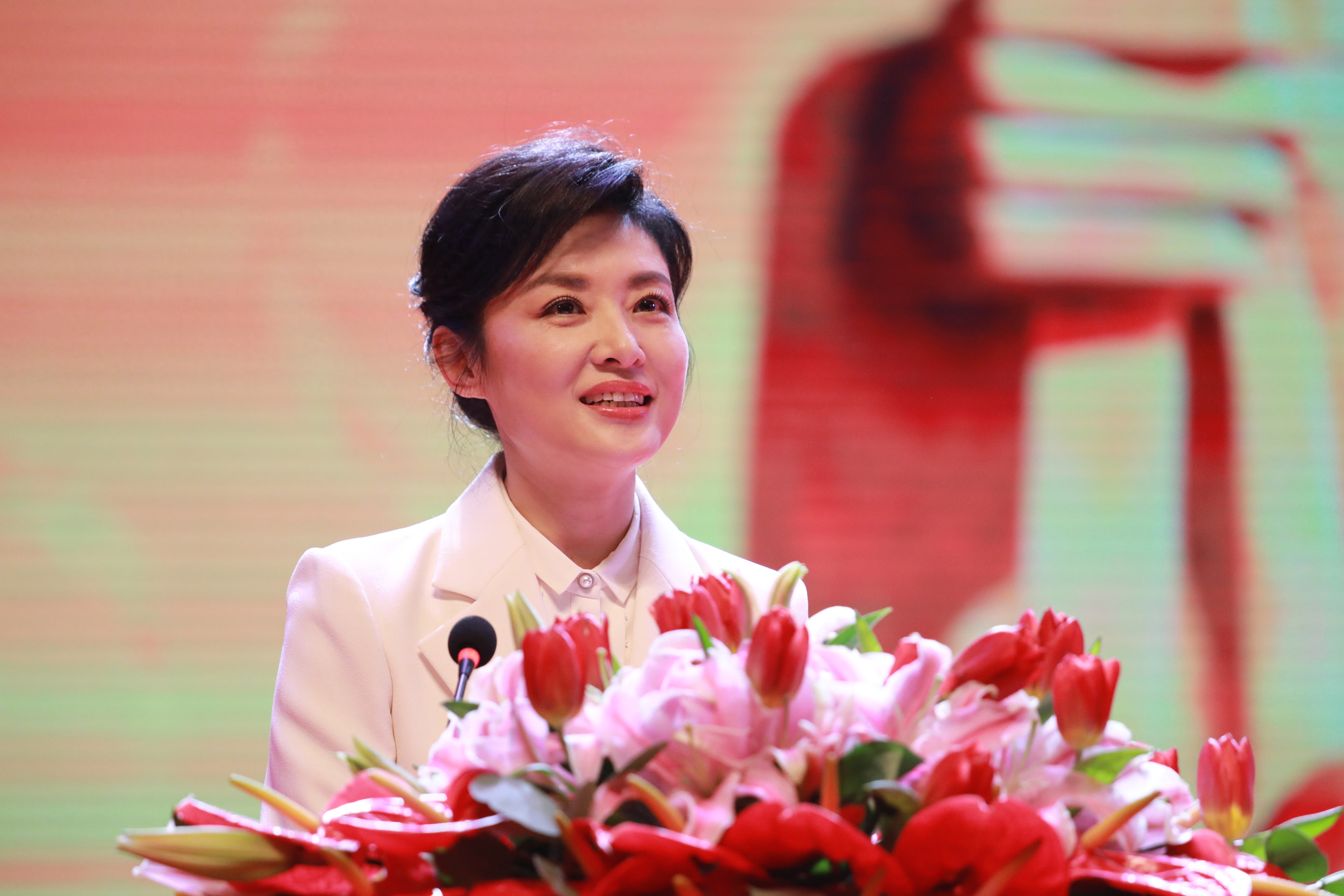 嫁入豪门的6位央视主持人,丈夫破产替夫还债,被赶出门下场凄惨